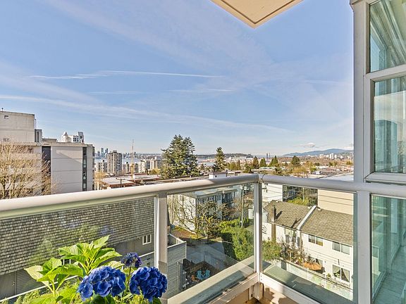2nd image of 567 Lonsdale Ave #602