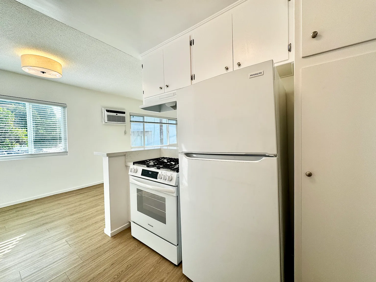 1050 N Stanley Ave — Photo 4