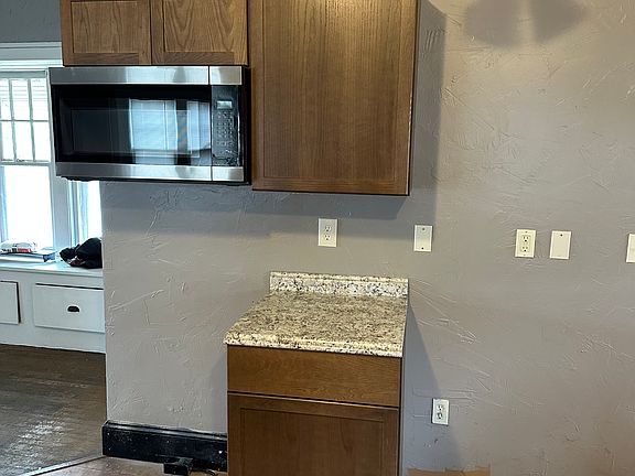 5th image of 634 E Main St