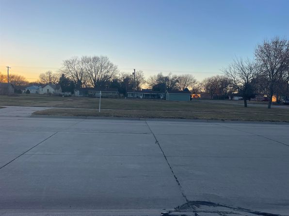 733 N 9th St, Loup City, NE 68853
