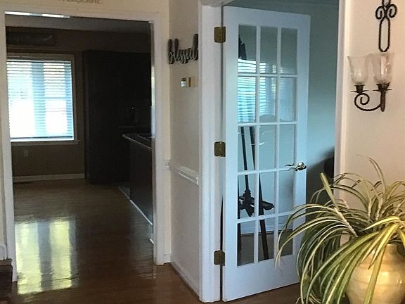 4th image of 102 Meadowridge Dr