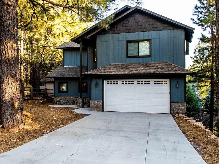 548 Comanche — Photo 2