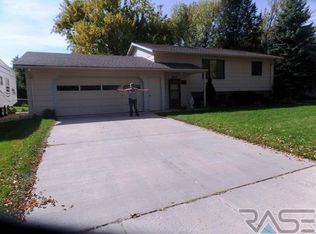 5805 W Essex Dr, Sioux Falls, SD 57106