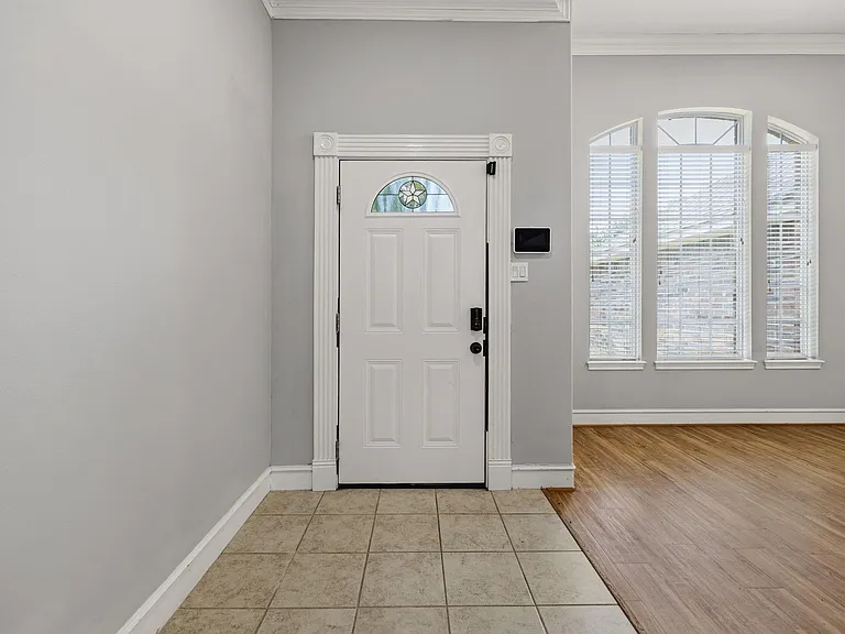 909 Katie Ln — Photo 6