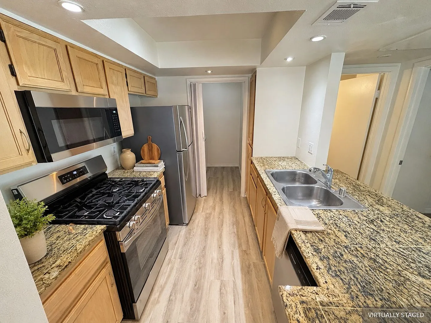 Beautiful 2Bed/2Bath 2nd floor condo located in the Highgate Condos gated community In Summerlin — Photo 3
