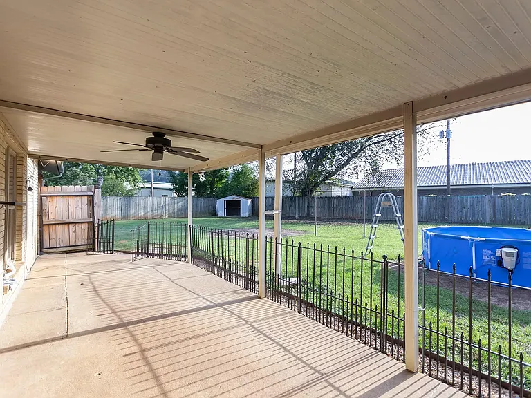 130 Country Club Dr — Photo 3