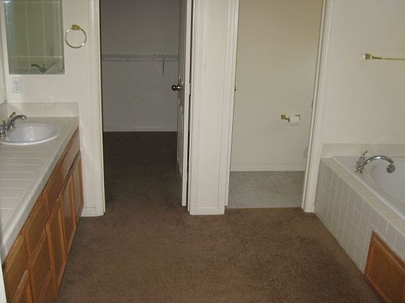 4th image of 617 Black Oak Way