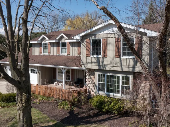 1336 Christina Ln, Northbrook, IL 60062