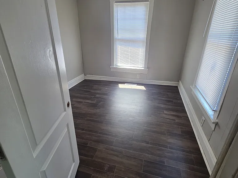 1705 Queen St — Photo 2