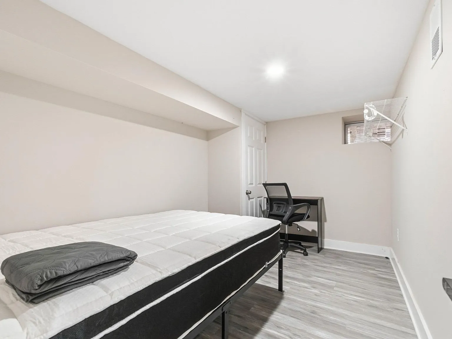 4 bed, 3.0 bath, 1300 sqft, $815 — Photo 2