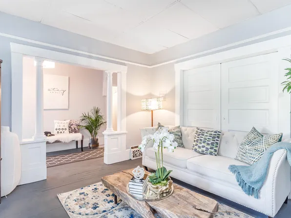 136 W 12th Ave, Vancouver, BC V5Y 1T7