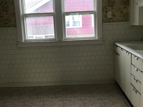 5th image of 153 Fisher St