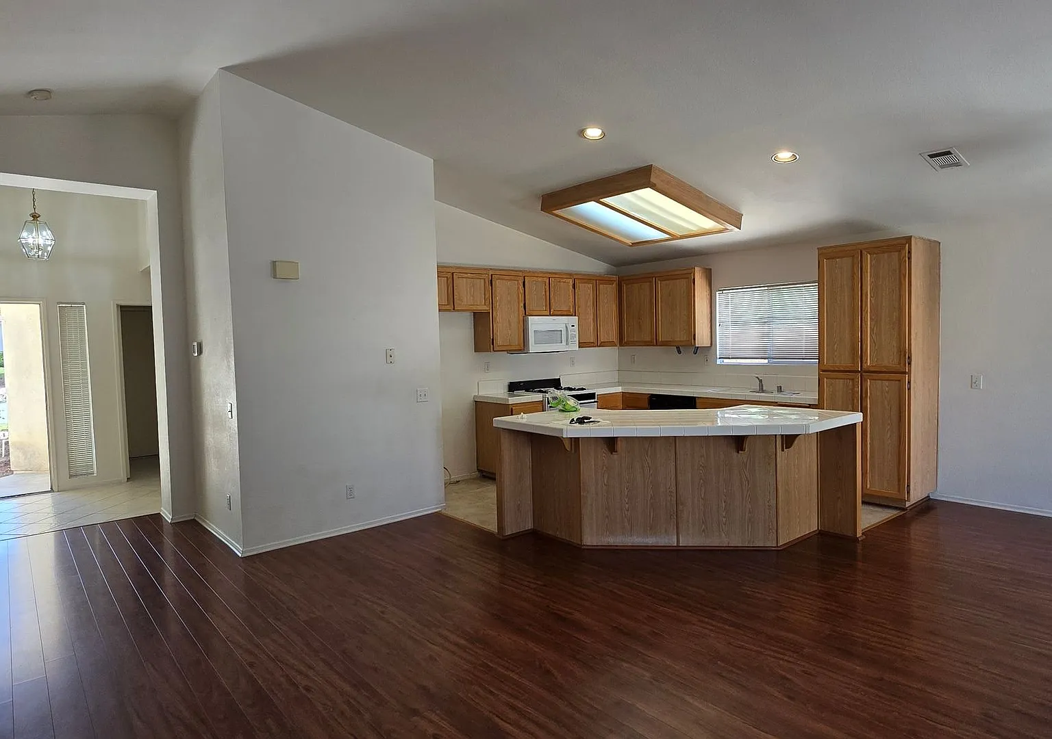 Available 3 bedroom, 2-bath in Temecula — Photo 2