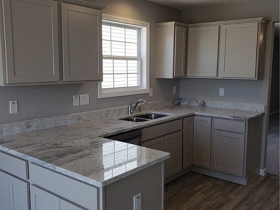 5th image of 127 Prestwyck Ln