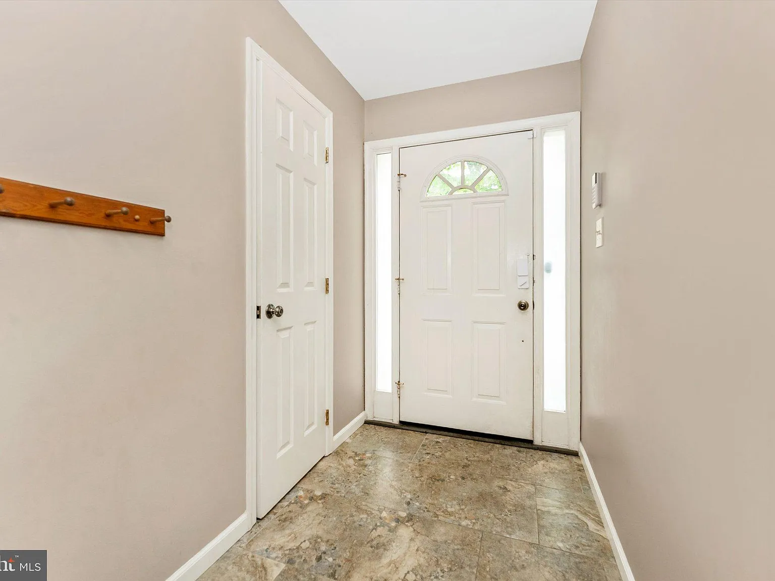 3 bed, 5.0 bath, 1932 sqft, $2,700 — Photo 3