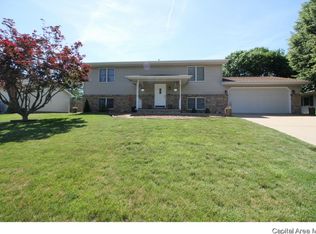 13 Timbercrest Dr, Sherman, IL 62684