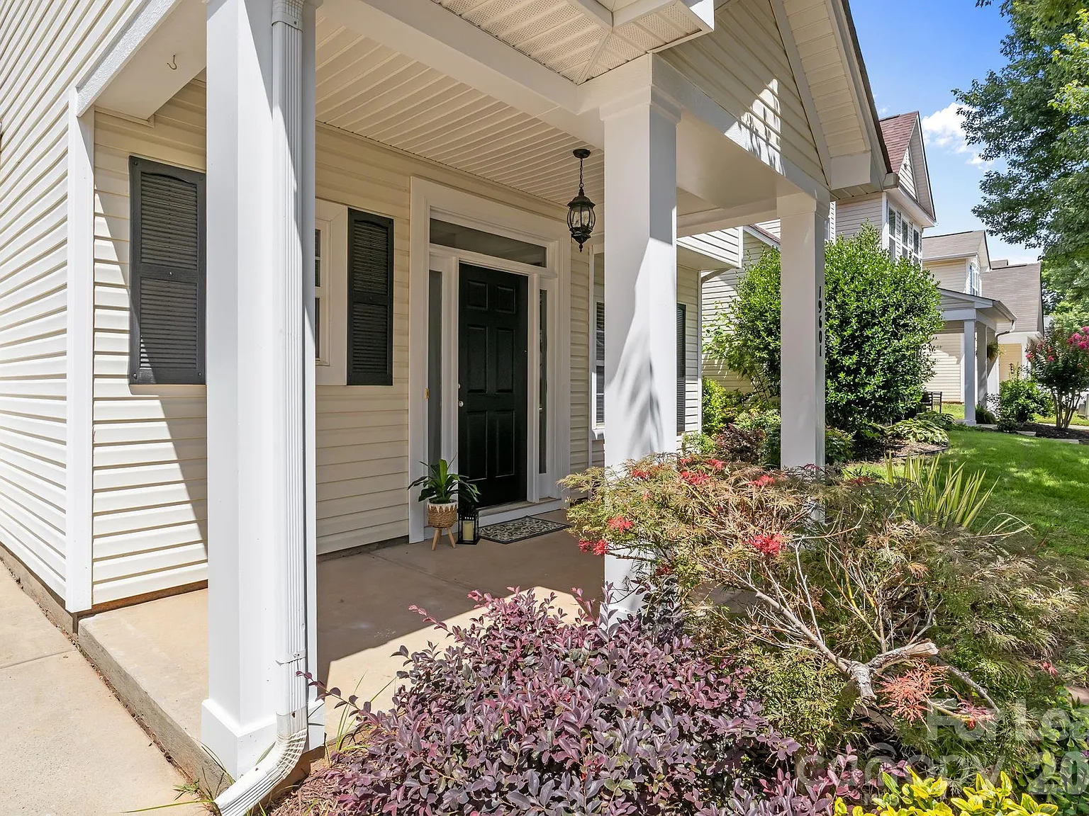 3 bed, 2.5 bath, 1843 sqft, $2,395 — Photo 2