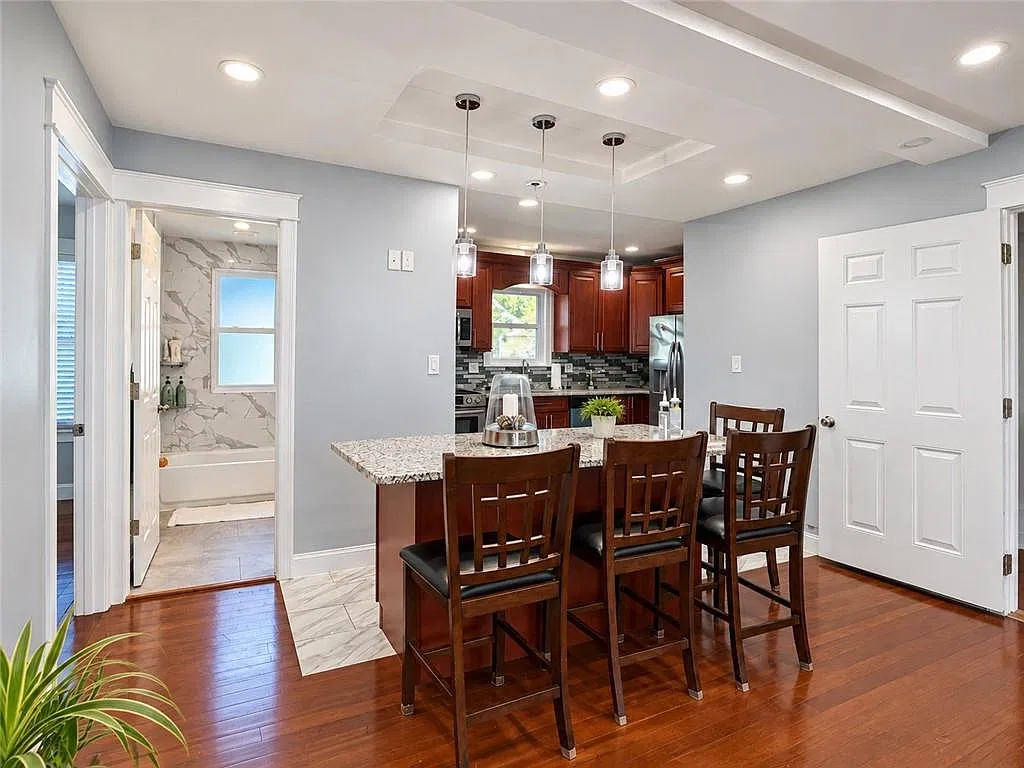 3 bed, 1200 sqft, $2,500 — Photo 4