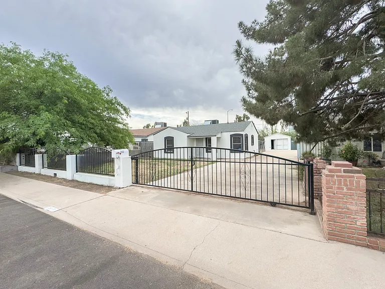 2517 E Culver St — Photo 4