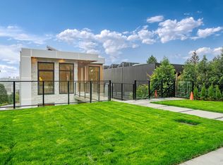 971 Adderley St, North Vancouver, BC V7L 1T1