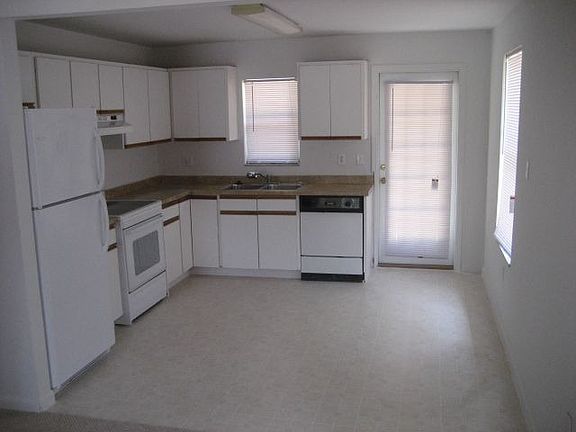 3rd image of 1504 E Knollwood St