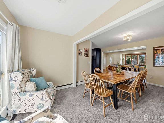 5th image of 162 Rutherford Ave