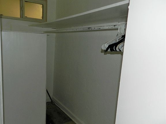 4th image of 904 Granville Ct N #4