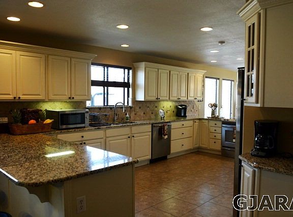3rd image of 2660 Catalina Dr