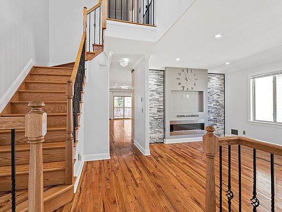 3rd image of 524 Greeley Ave