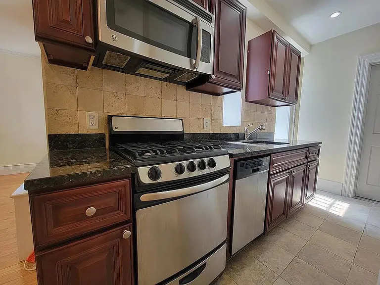 408 W 44th St #G2 — Photo 4