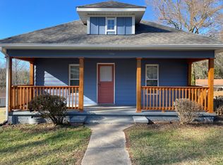 906 3rd St SE, Hickory, NC 28602