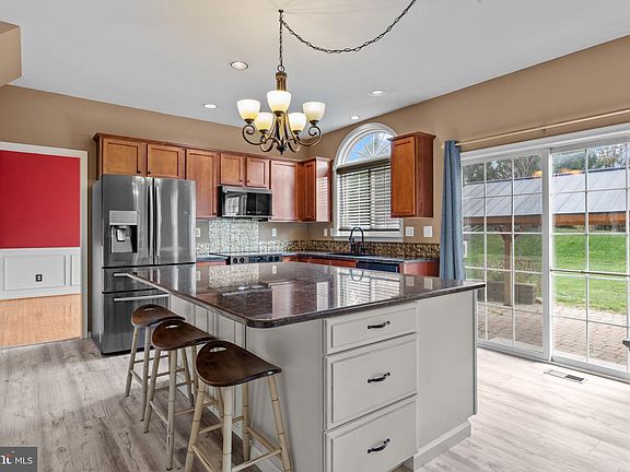 3rd image of 132 Applewood Ln