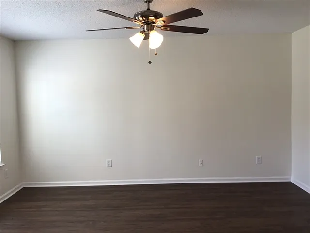 3 bed, 2.0 bath, 1440 sqft, $2,205 — Photo 4