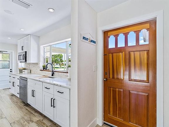 2nd image of 805 Alamanda Dr