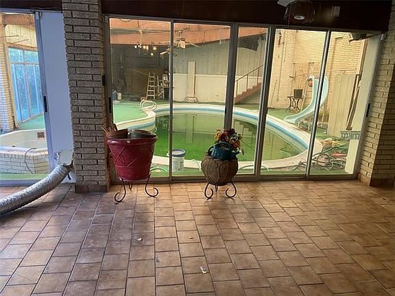3rd image of 325 Holcomb Dr