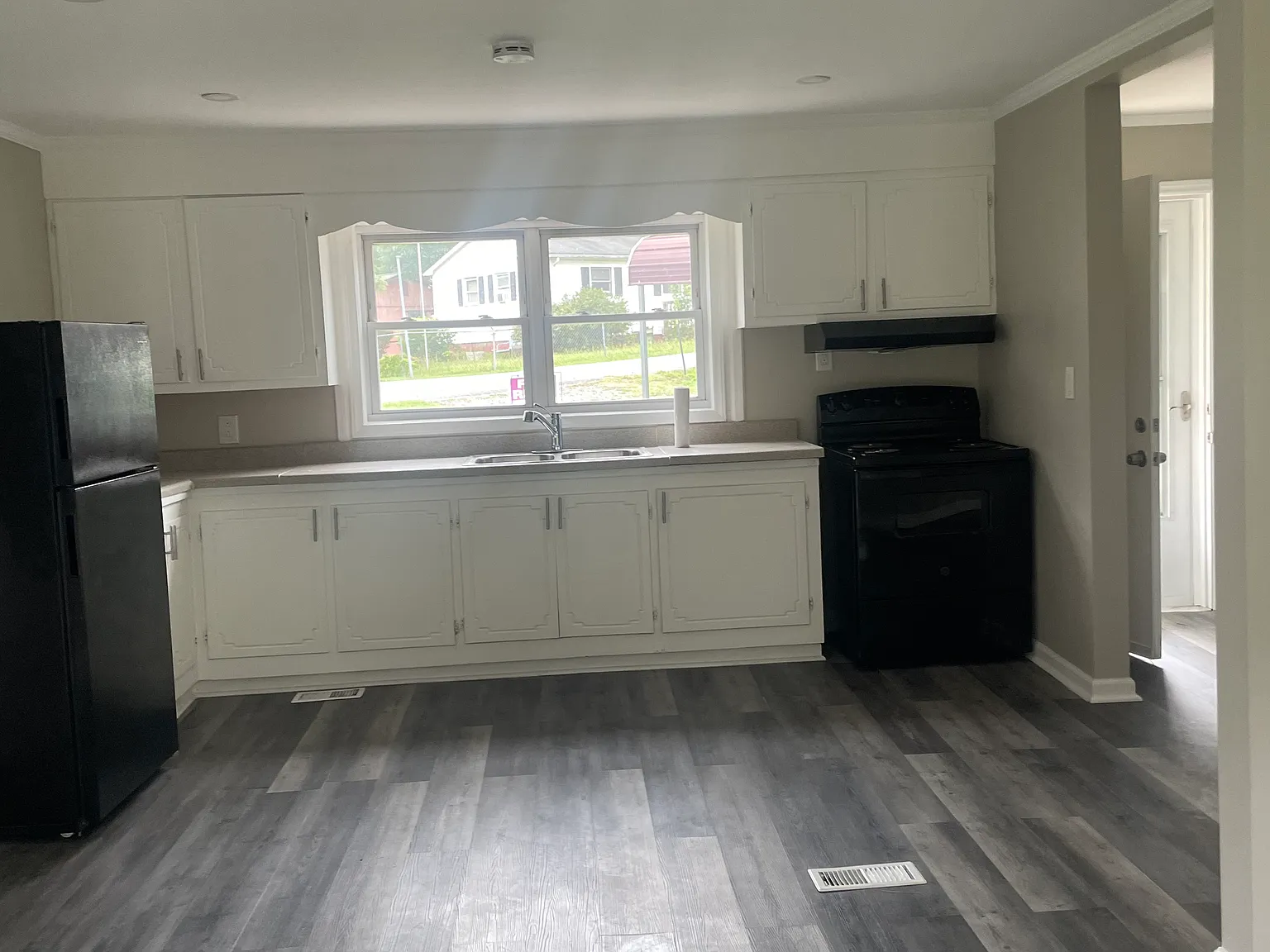 406 N Hill St — Photo 3