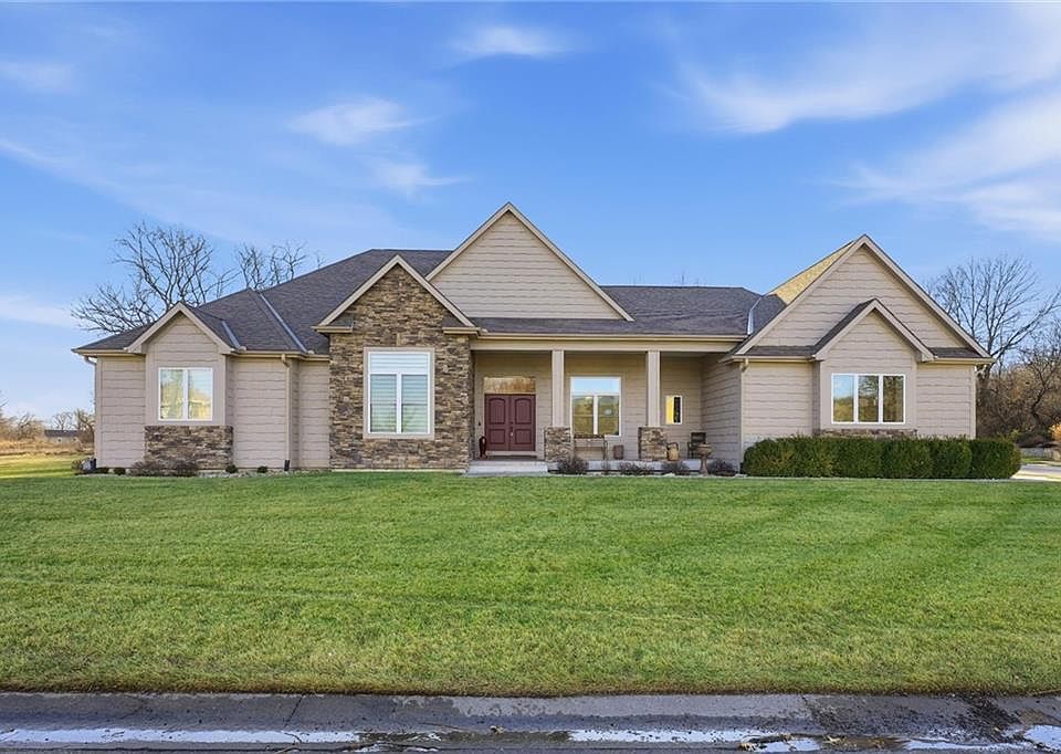 1st image of 900 Oakmont Dr