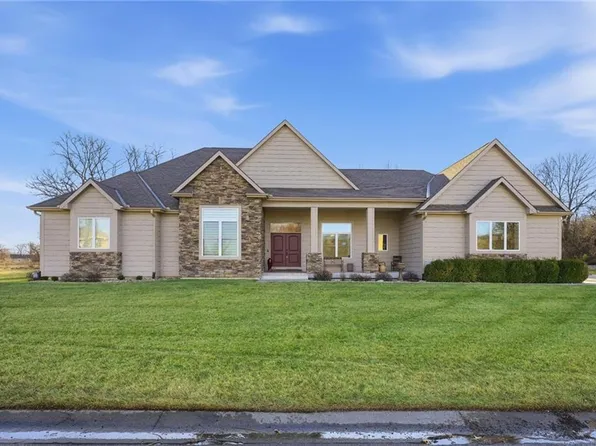 900 Oakmont Dr, Lansing, KS 66043