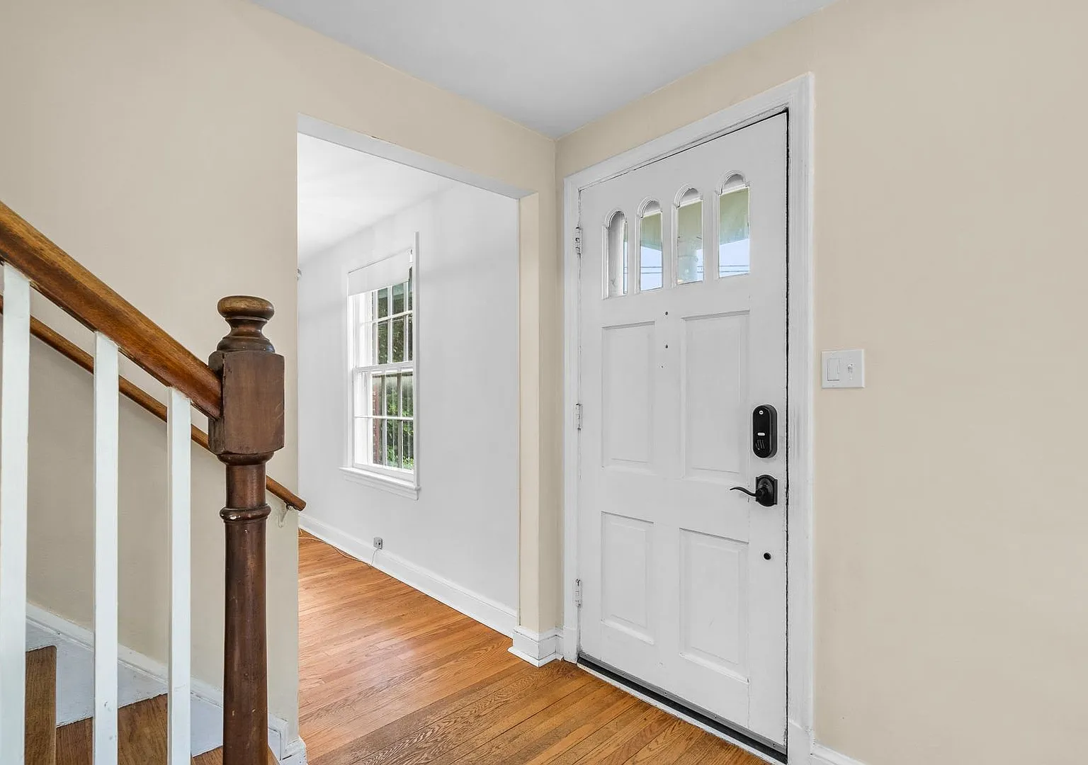 3 Bed 2.5 Bath - Silver Spring Colonial - Updated Kitchen and Bathrooms — Photo 3