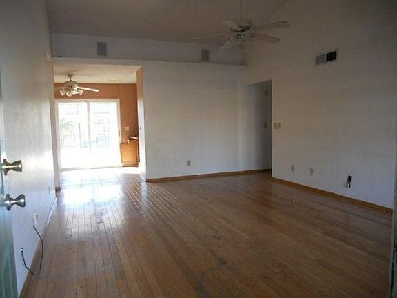3rd image of 2407 E Capri Ave