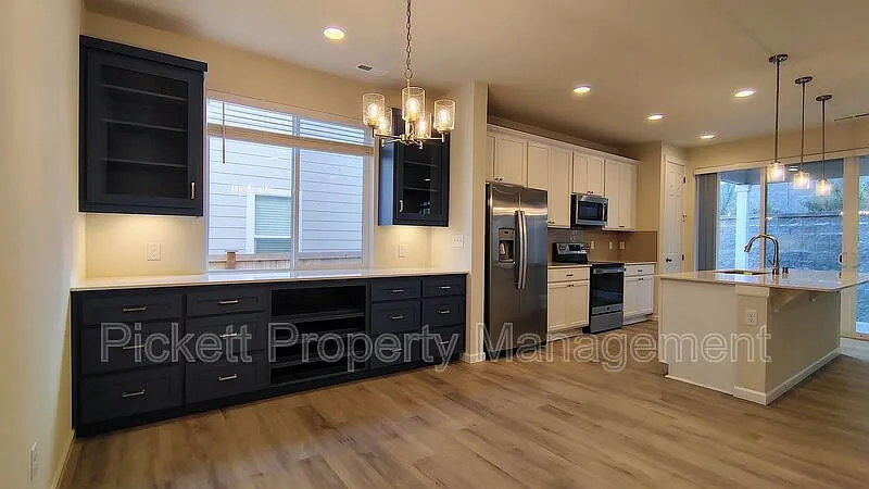 3 bed, 3.0 bath, 2464 sqft, $3,100 — Photo 4