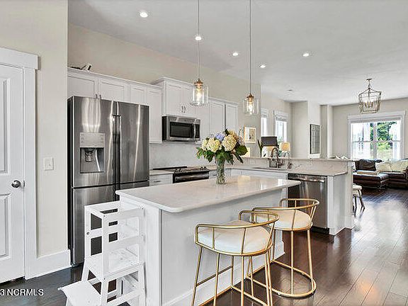 4th image of 4009 Tamarisk Lane