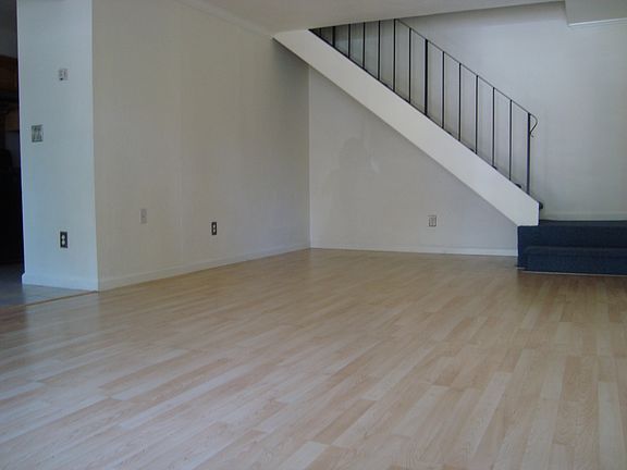 4th image of 3188 Creekside Dr