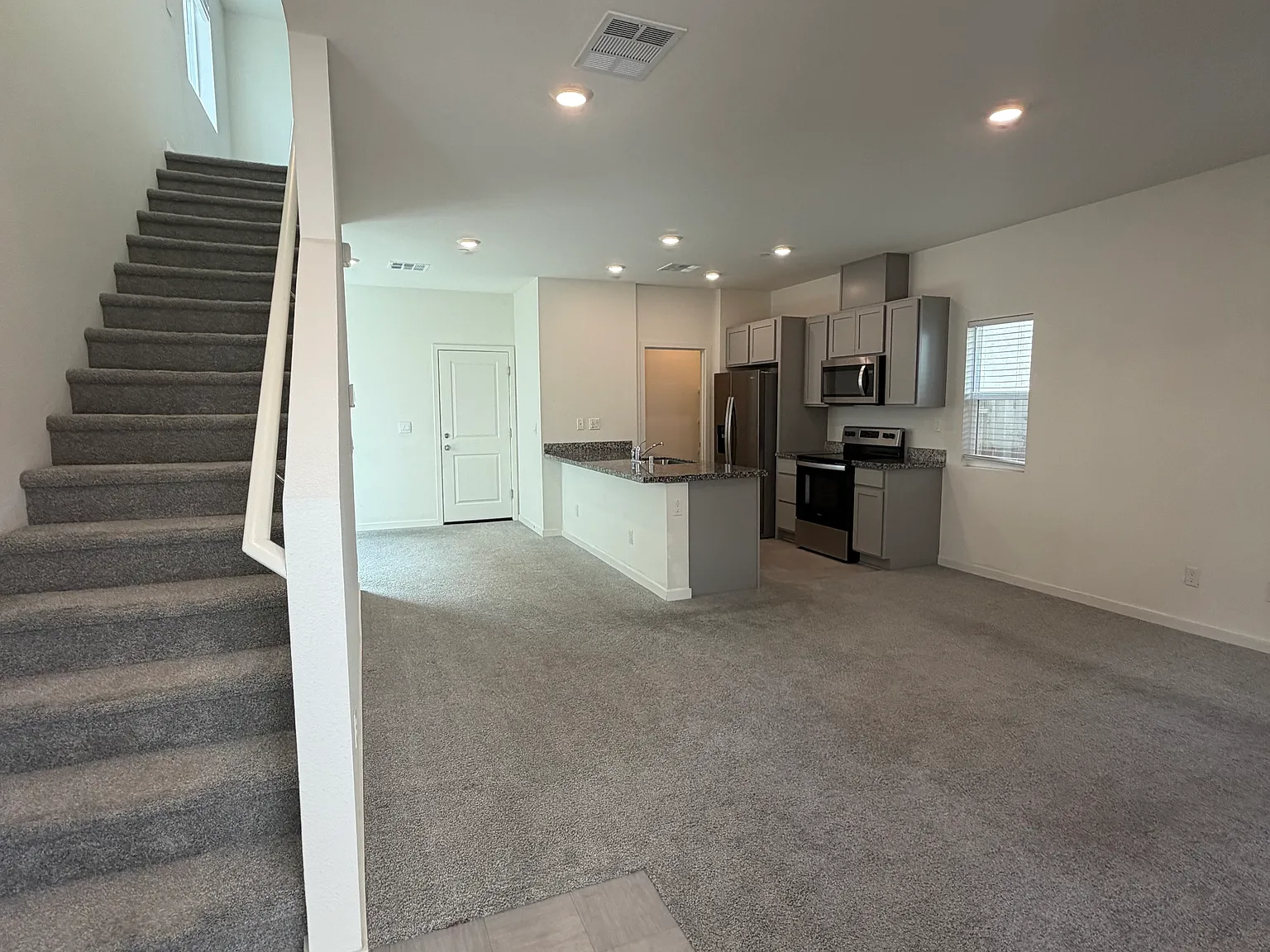 3 bed, 1296 sqft, $2,850 — Photo 2