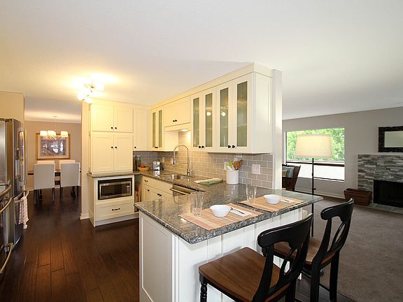 Granite Counters w/Eating Ba