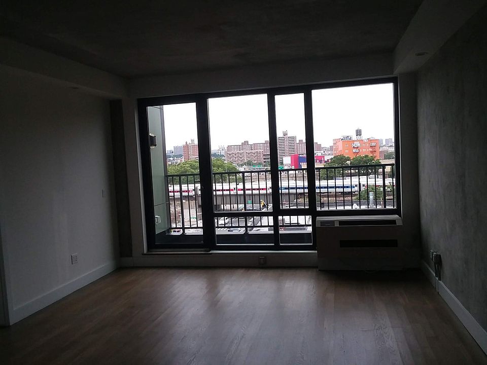1st image of 960 E 225th St #2