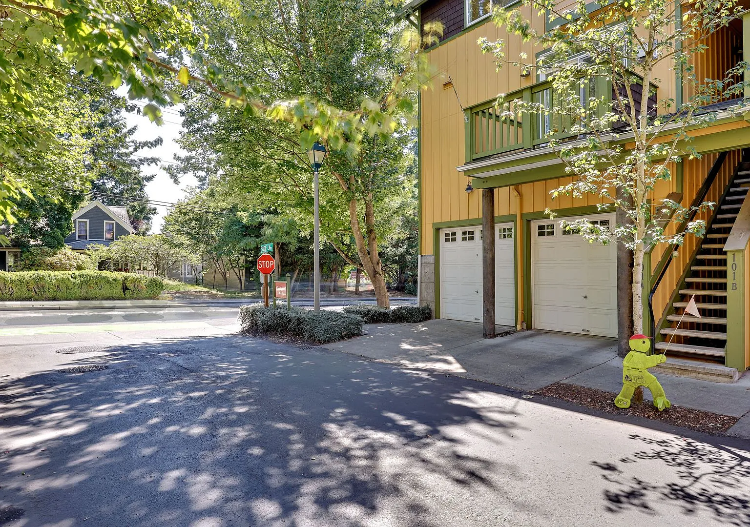 Free Rent for August with 12 month lease - Courtyards Condominium unit in Town — Photo 1