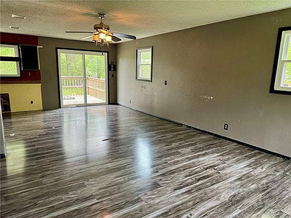 4th image of 713 Meadowlark Dr