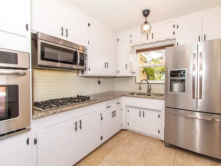 Well Maintained & Bright Detached 2 bed / 1 bath Home In Quiet Neighborhood of North Park - Peak ... — Photo 6