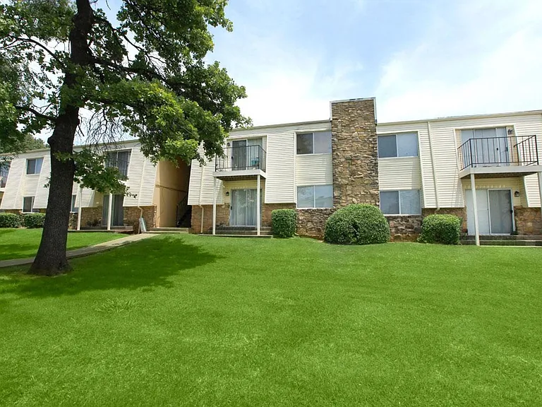 Woodside Village Apartments — Photo 6